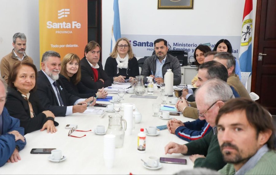 Los ministros Ciancio y B&aacute;scolo junto a representantes de los gremios de la salud.