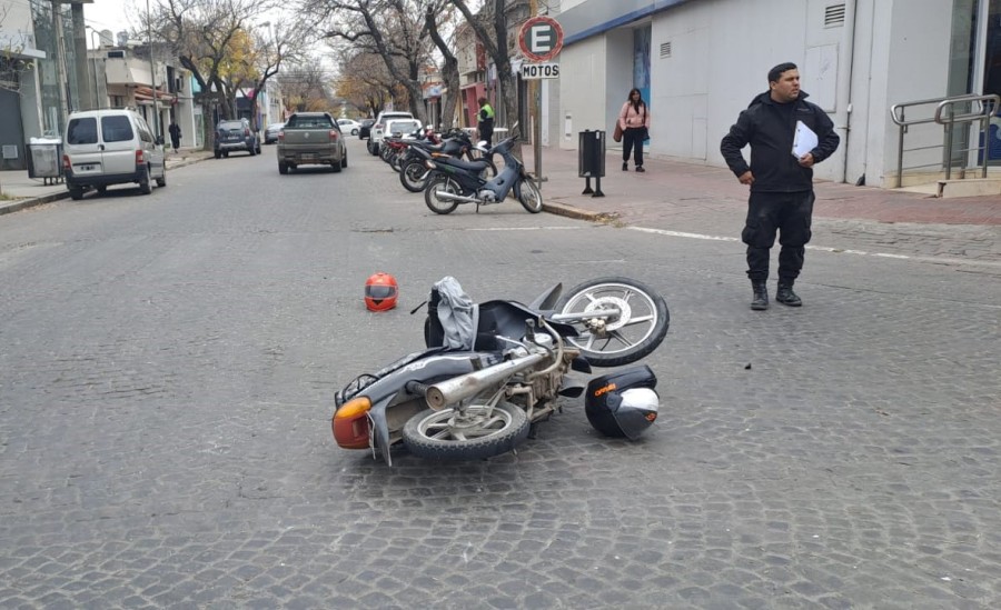 El siniestro vial ocurri&oacute; en hora pico de una transitada esquina del microcentro.
