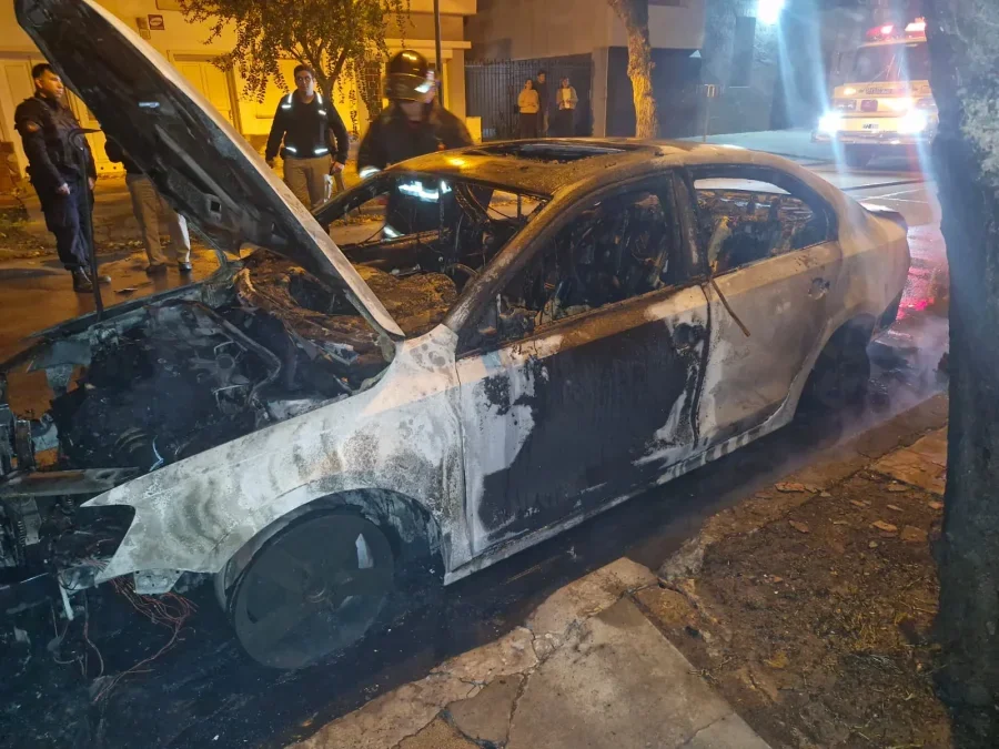 En este estado qued&oacute; el autom&oacute;vil Volkswagen Vento luego del paso de las llamas.