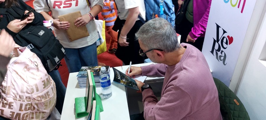 An&iacute;bal Litvin en su firma de libros en la Feria del Libro de Buenos Aires.