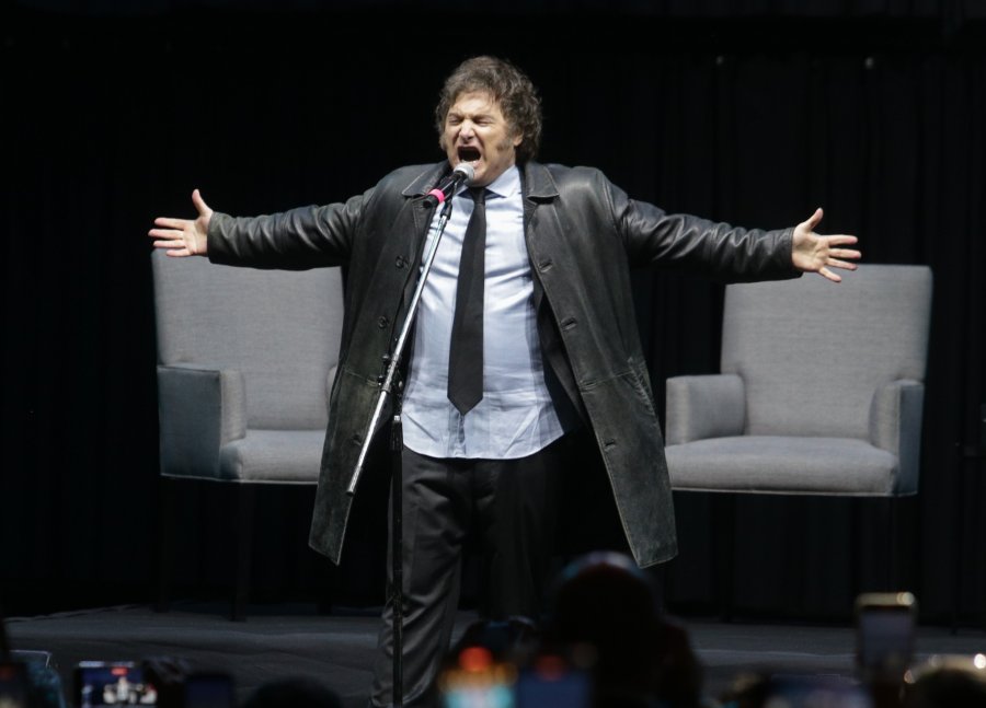 Javier Milei, en el primer tramo de su presentaci&oacute;n en el Luna Park, cuando cant&oacute; Panic show.