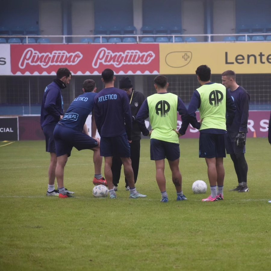 EN EL ESTADIO.&nbsp; La Crema trabaja con la cabeza puesta en el juego ante la Fragata.