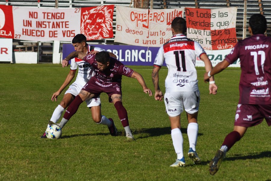 AGUANTANDO LA PELOTA. Una misi&oacute;n m&aacute;s de los delanteros julienses.