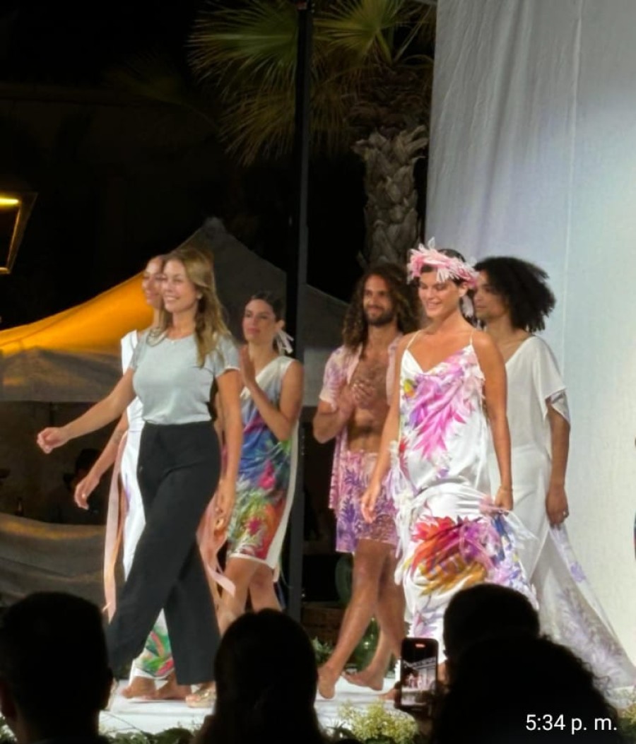 LA PASARELA. Regina junto a los modelos en el desfile.