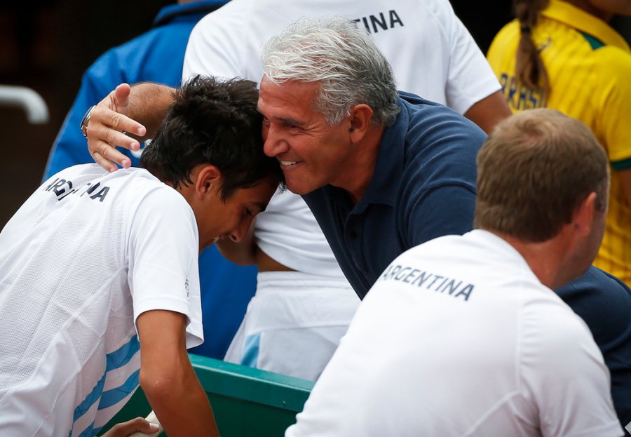 GRAN ALEGRIA./ Rom&aacute;n Burruchaga felicitado por su padre Jorge.