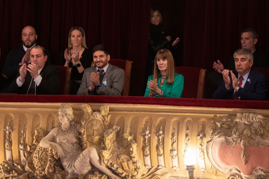 El intendente, Juan Poletti, el gobernador Maximiliano Pullaro y los ministros Susana Rueda y Fabi&aacute;n Bastia, entre otros.