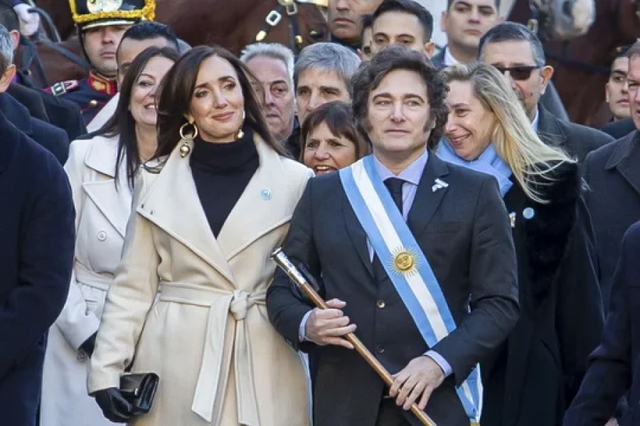 El presidente Javier Milei arrib&oacute; a la Catedral de Buenos Aires del brazo de su vicepresidenta, Victoria Villarruel.