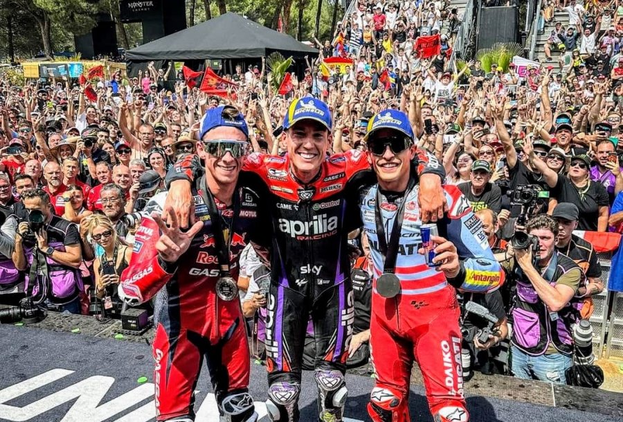 Pedro Acosta, Aleix Espargar&oacute; y Marc M&aacute;rquez compartieron el podio del sprint de MotoGP.