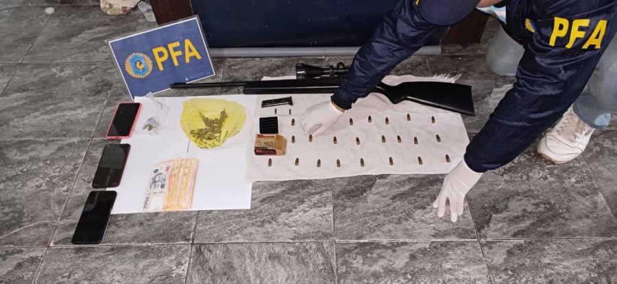 Tambi&eacute;n hab&iacute;a armas y municiones.