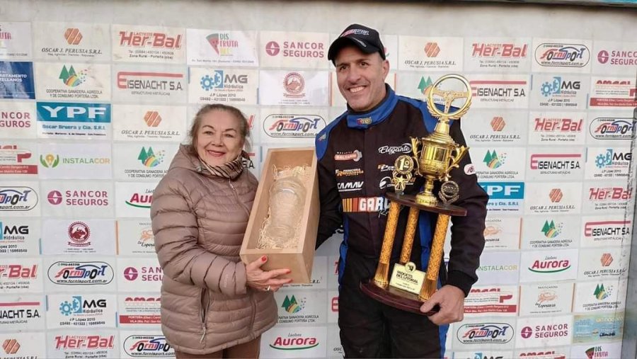 Marta Belinde con el trofeo de cristal que recibi&oacute; el ganador Mariano Garc&iacute;a.