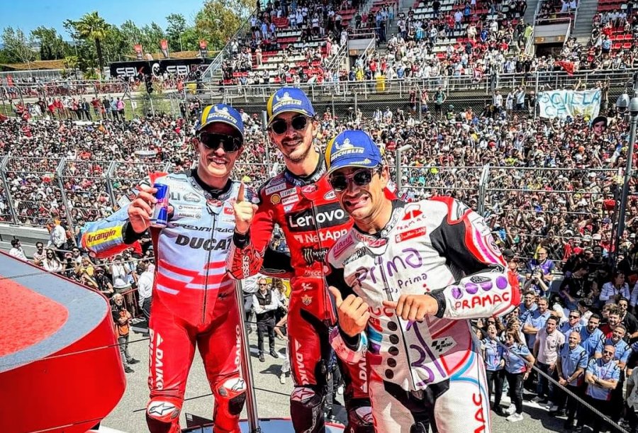 Marc M&aacute;rquez, Francesco Bagnaia y Jorge Mart&iacute;n en el podio de Barcelona.