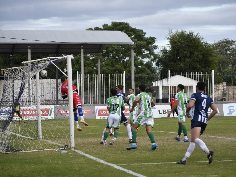 AFUERA NO SUMA./ Uni&oacute;n volvi&oacute; a perder fuera de su cancha.