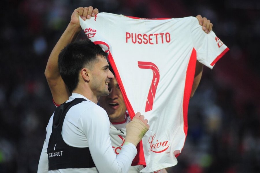 Pussetto se sac&oacute; la camiseta para festejar su gol de penal.