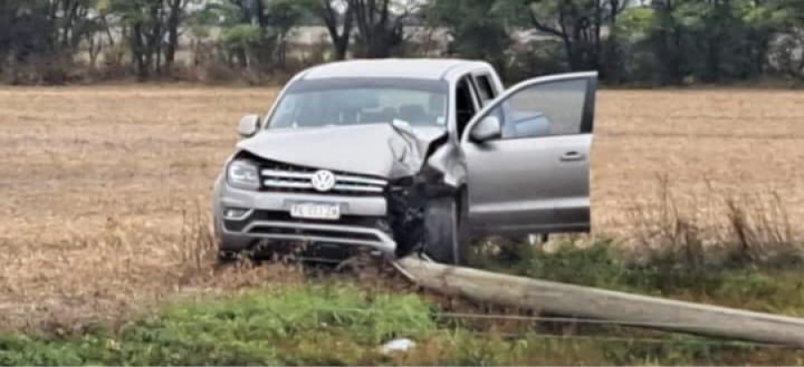 Una camioneta Volkswagen Amarok de color gris, impact&oacute; contra un poste del tendido el&eacute;ctrico.
