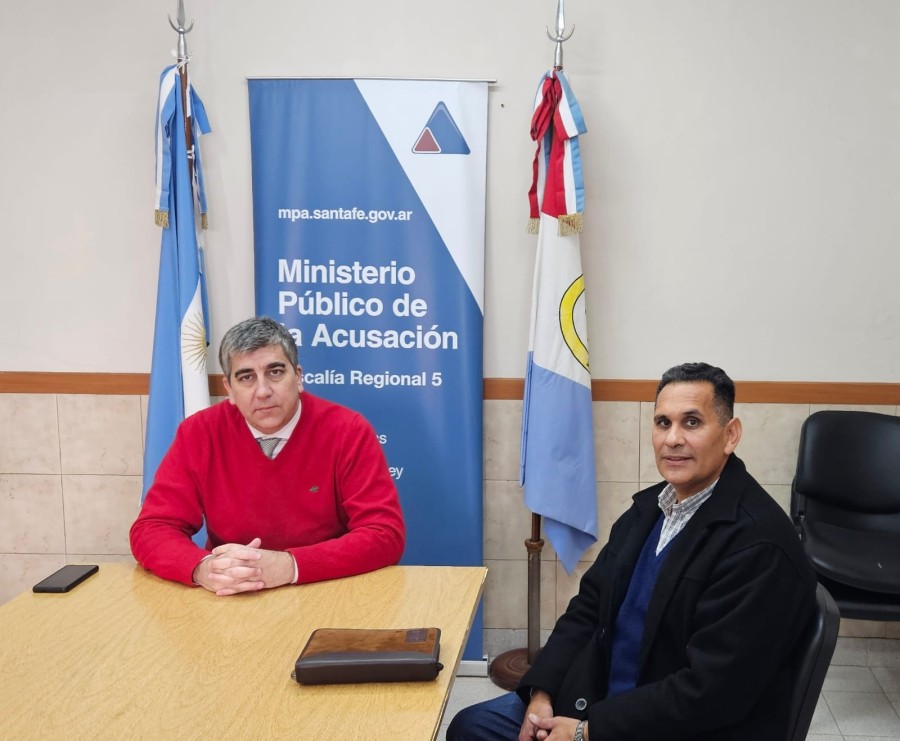 El fiscal regional Carlos Vottero con Marcelo Lind, presidente comunal de Mois&eacute;s Ville.