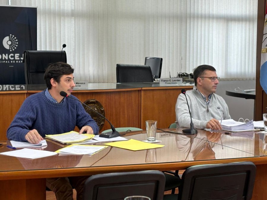 El secretario parlamentario, Nicol&aacute;s Abdala, y el presidente del Concejo, Lisandro M&aacute;rsico.