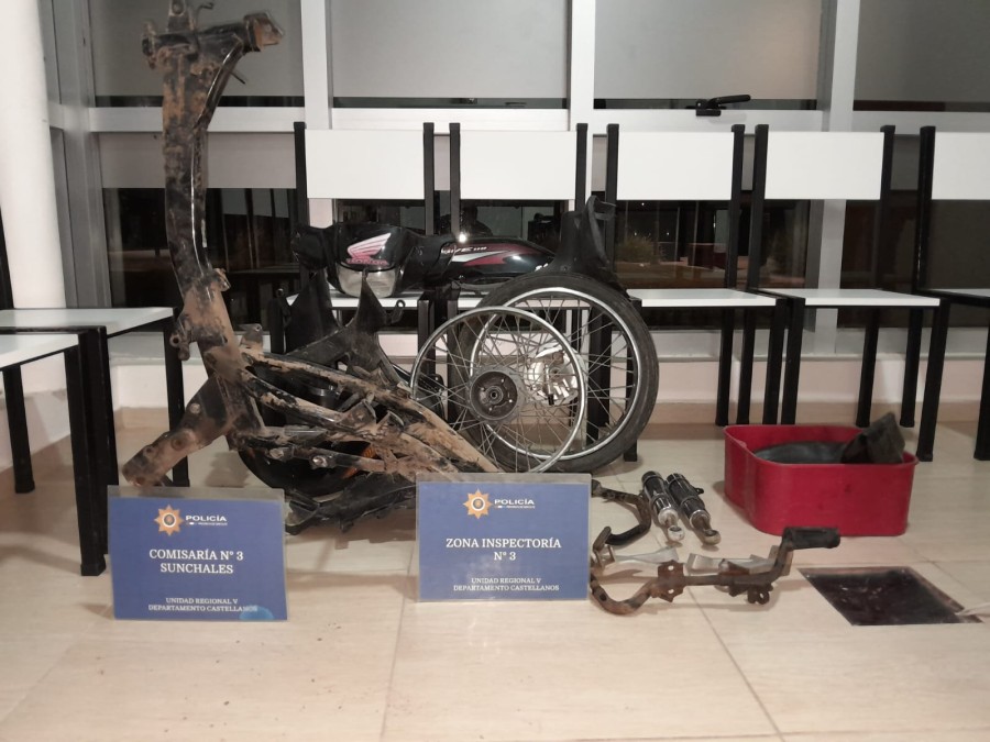 El cuadro y partes de la moto recuperadas por la Polic&iacute;a.