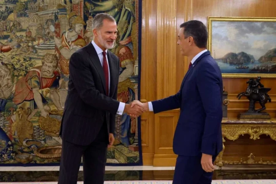 El rey Felipe VI de Espa&ntilde;a, quien firm&oacute; la destituci&oacute;n de la embajadora, en la imagen estrecha la mano del presidente del Gobierno en funciones, Pedro S&aacute;nchez.