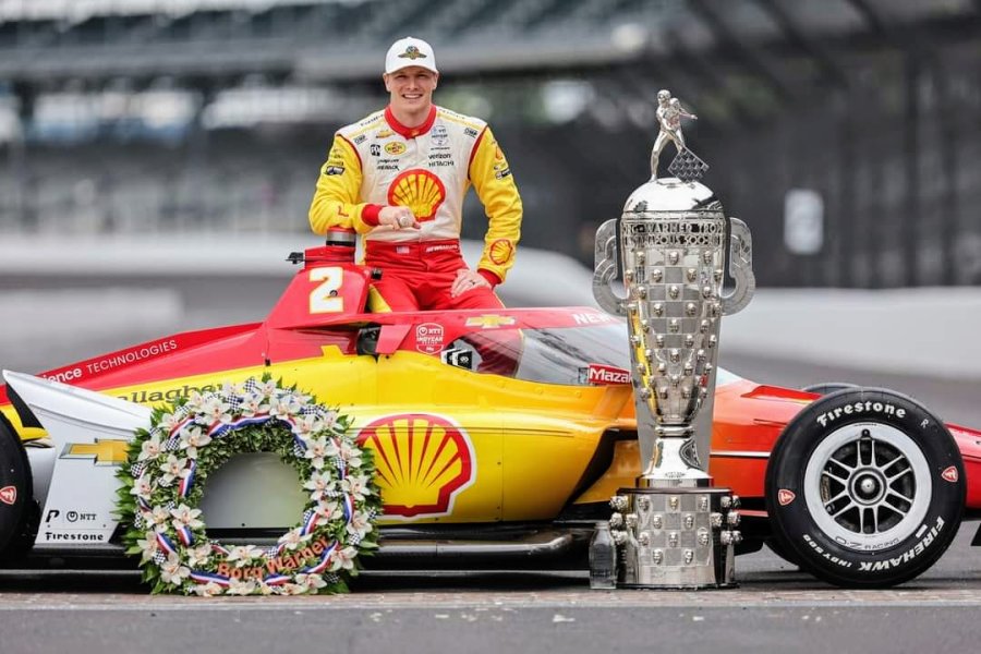 Josef Newgarden con la corona, el trofeo Borg-Warner y el auto del Team Penske.