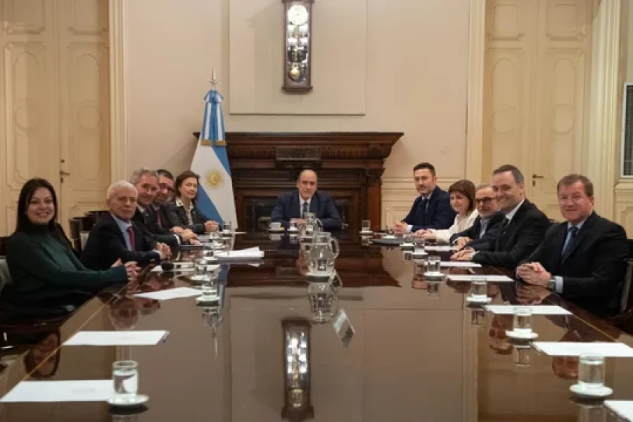 Francos encabeza su primera reuni&oacute;n formal con Gabinete reducido.