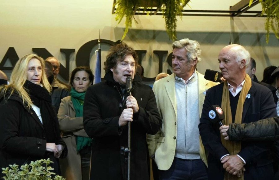OVACIONADO. Acompa&ntilde;ado por Pino y Bustillo, el presidente despert&oacute; los aplausos con sus promesas.