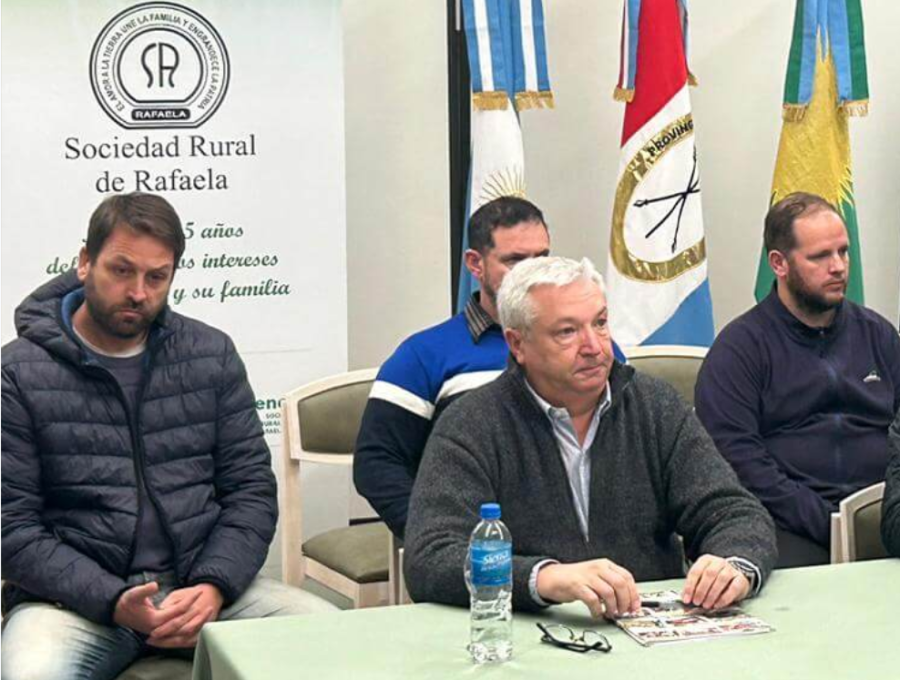 HARTAZGO. Nicolás Lungo (izq.) estuvo presente en la Rural, donde los productores expresaron su bronca y preocupación.