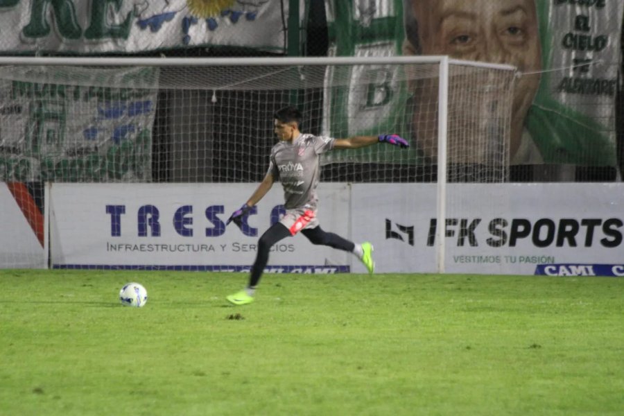 PRIMERO DE TITULAR. Franco Fragueda se hace cargo del arco.