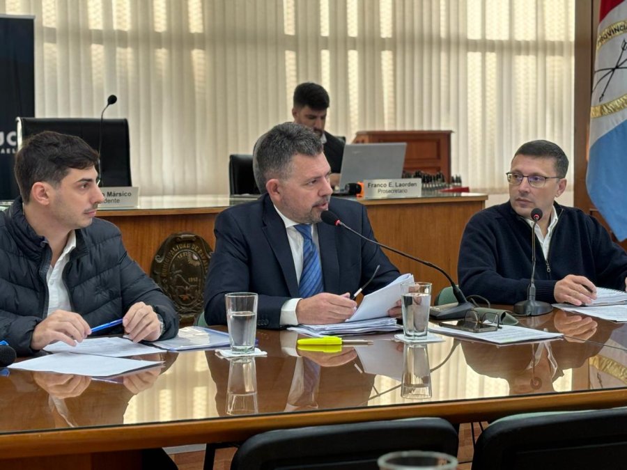 Germ&aacute;n Bottero, entre Nicol&aacute;s Abdala y Lisandro M&aacute;rsico.