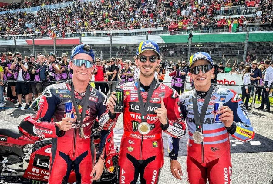 Pedro Acosta (3&deg;), Francesco Bagnaia (1&deg;) y Marc M&aacute;rquez (2&deg;) en el podio de Mugello.