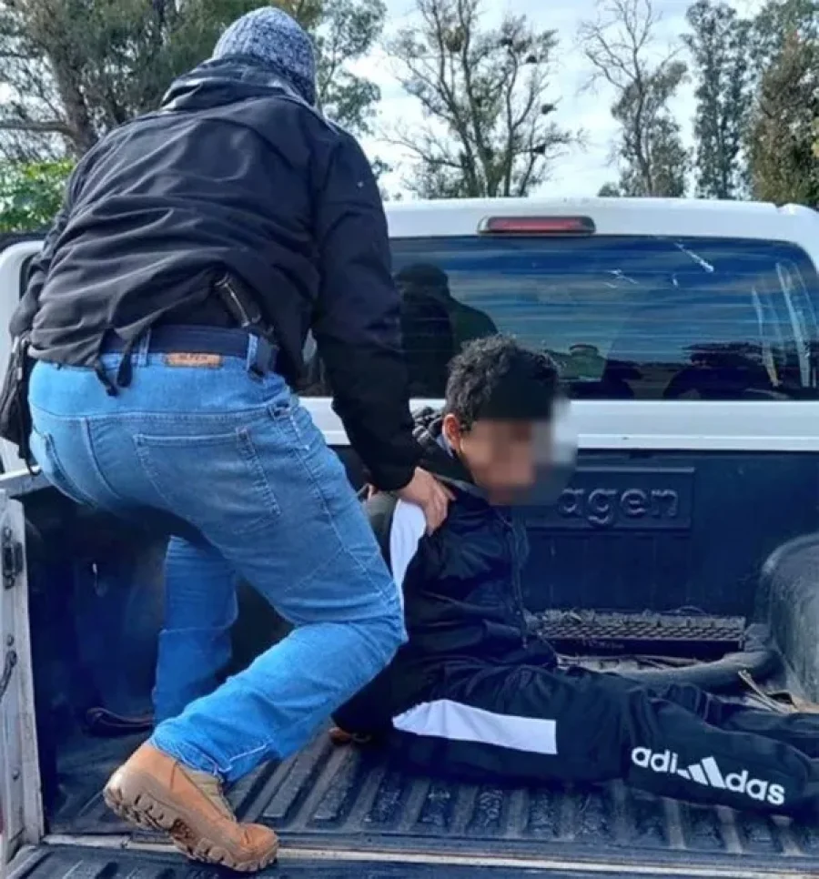 Personal de la Brigada de Capturas de la PDI detuvo al presunto autor de los tiros contra una estaci&oacute;n de servicios y dejar una nota donde nombr&oacute; a &Aacute;ngel Di Mar&iacute;a.