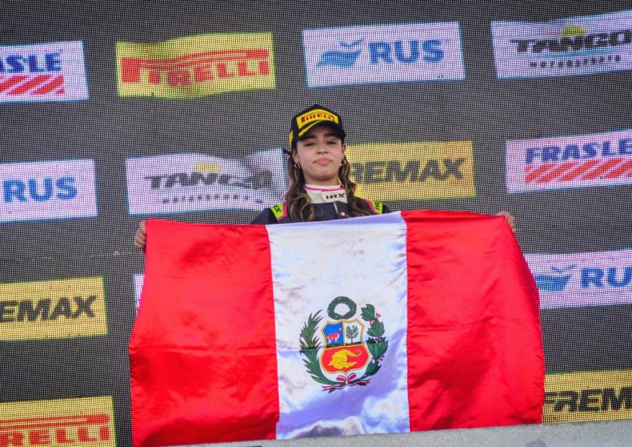 La peruana Daniella Or&eacute; festeja con la bandera de su pa&iacute;s en la F&oacute;rmula Nacional.