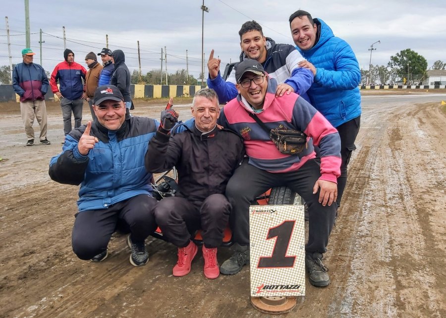 Mariano Bacci festejando su victoria en el Power con los integrantes del equipo.