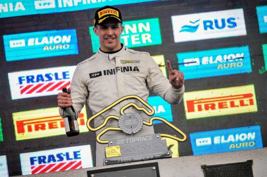 Mat&iacute;as Rossi celebrando su victoria en el podio del aut&oacute;dromo de Buenos Aires.