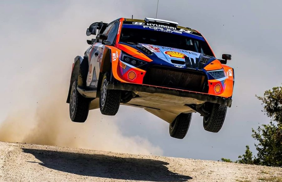 Ott T&auml;nak volando a la victoria con el Hyundai i20 en el Rally de Italia Cerde&ntilde;a.