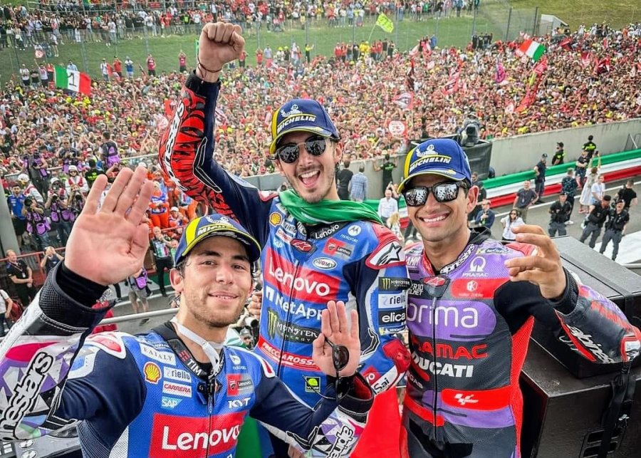 Enea Bastiani, Francesco Bagnaia y Jorge Mart&iacute;n en el podio del circuito italiano de Mugello.