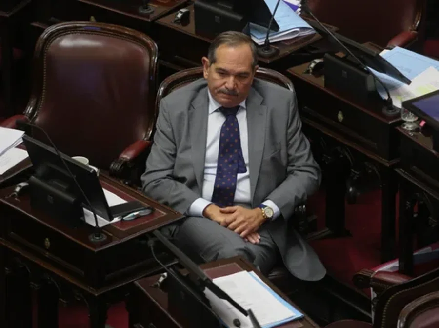 El ex senador Alperovich fue esperado por varias personas al grito de&nbsp;"justicia" y "violador".