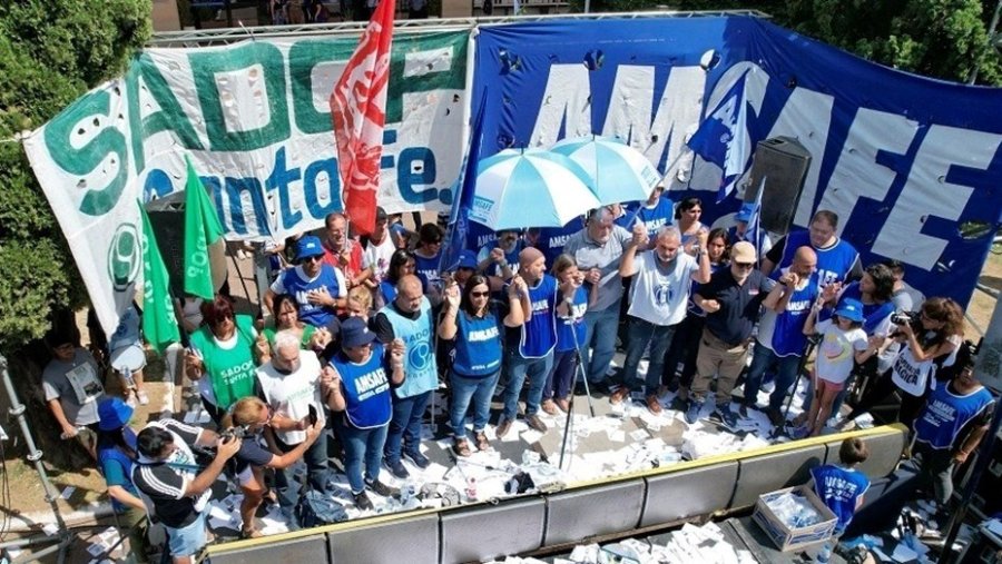 EN PIE DE GUERRA. Los docentes p&uacute;blicos santafesinos quieren que se retrotraiga la medida.
