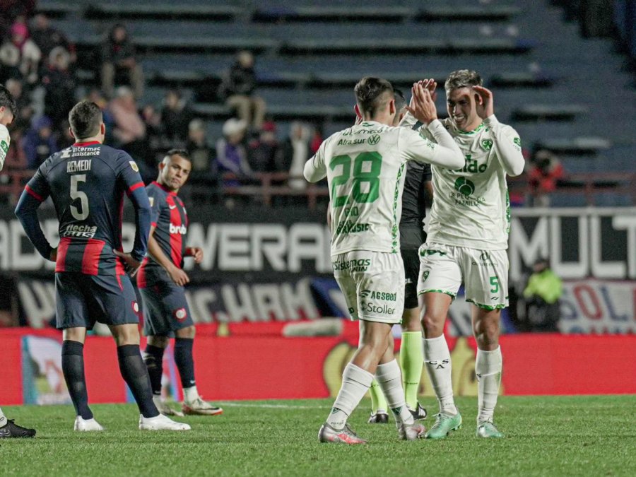 FESTEJO./ El gol de Garc&iacute;a le dio tres puntos a Sarmiento.