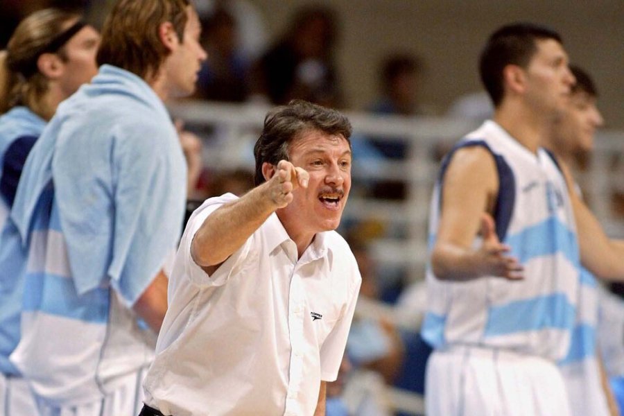 Rub&eacute;n ordena durante Atenas 2004. Detr&aacute;s, Herrmann, Oberto, Fern&aacute;ndez y Delfino.