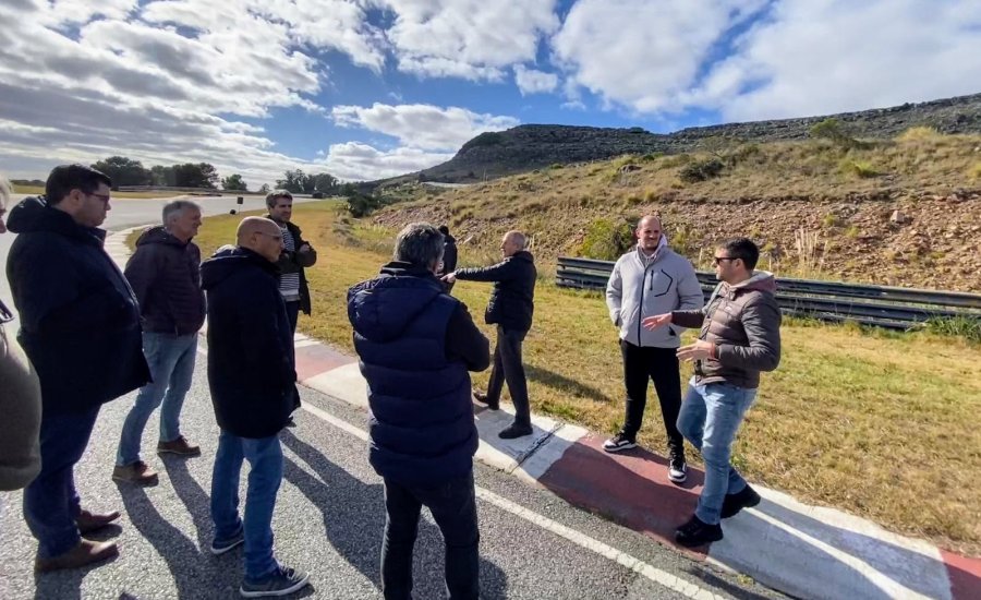 Autoridades y pilotos de la ACTC durante la recorrida al aut&oacute;dromo de Balcarce.