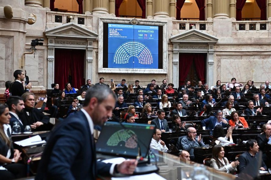 Mart&iacute;n Menem presidi&oacute; la sesi&oacute;n de Diputados, mientras el tablero muestra el resultado de la votaci&oacute;n del proyecto de movilidad jubilatoria.