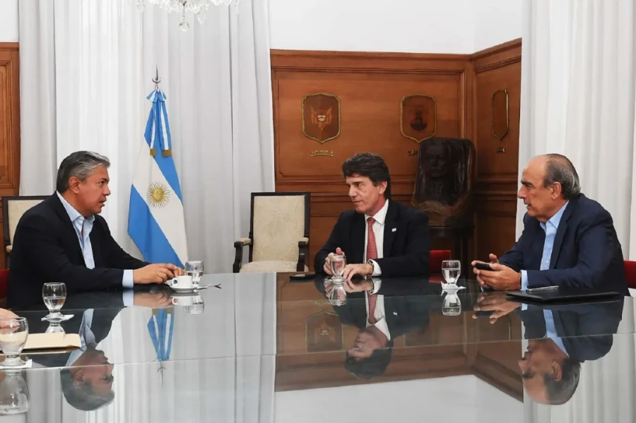 El gobernador Rolando Figueroa junto al jefe de Gabinete, Guillermo Francos, y al saliente Nicol&aacute;s Posse.