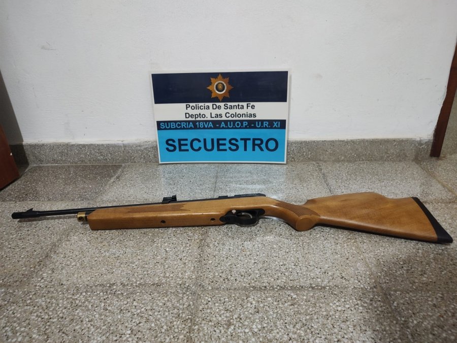 El rifle de aire comprimido modificado a calibre 22 secuestrado en Esperanza.