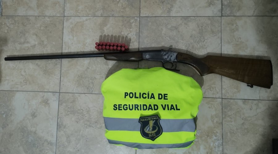 La escopeta calibre 22 y caja de municiones incautados en rutas de San Crist&oacute;bal.
