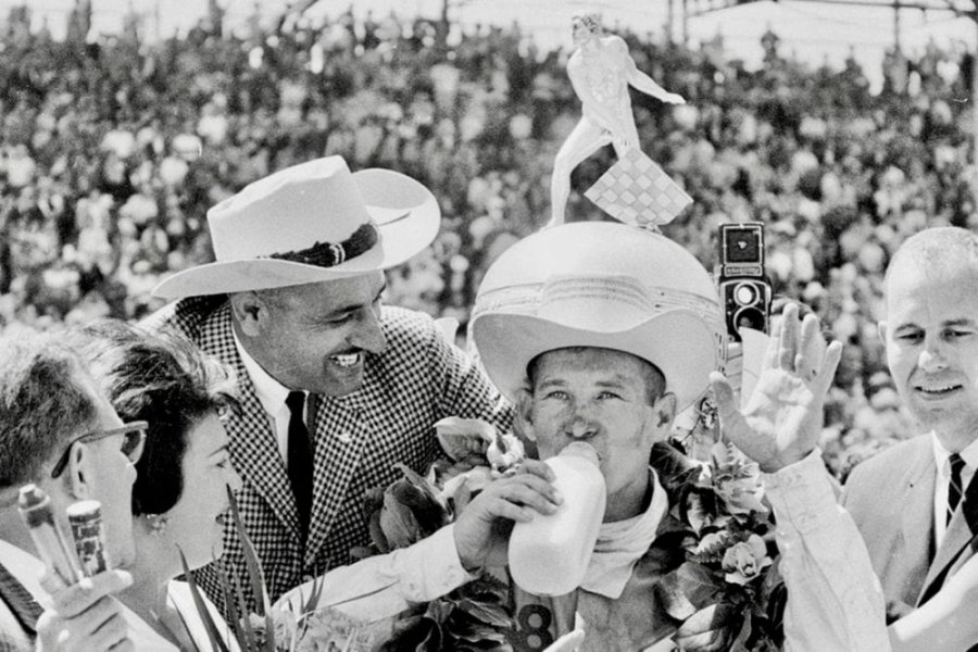 Parnelli Jones bebe la leche de los ganadores en las 500 Millas de Indianapolis de 1963.