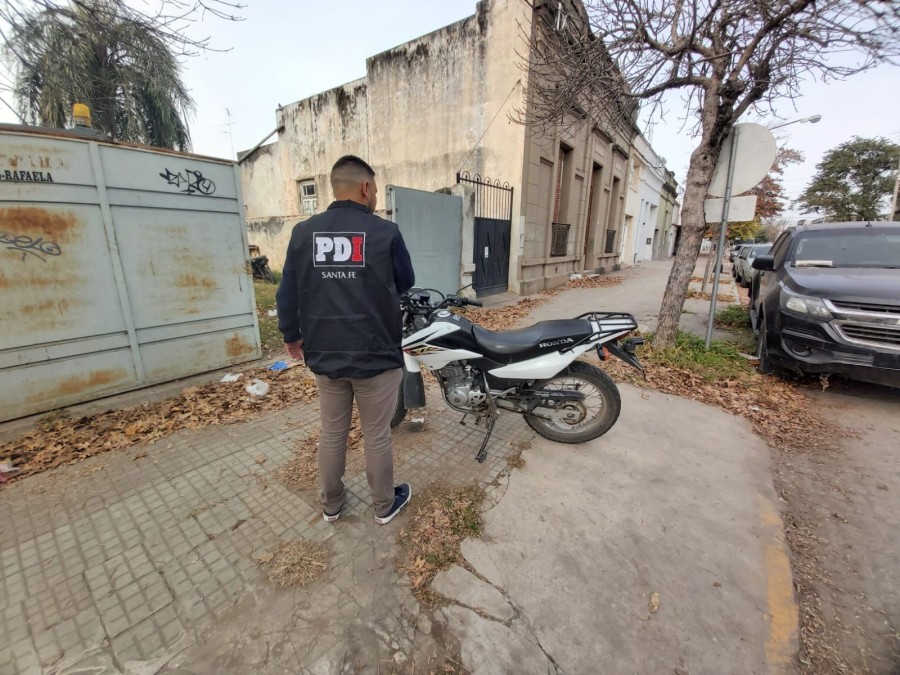 El conductor del rodado abandon&oacute; la motocicleta en el barrio 2 de Abril y se dio a la fuga.&nbsp;