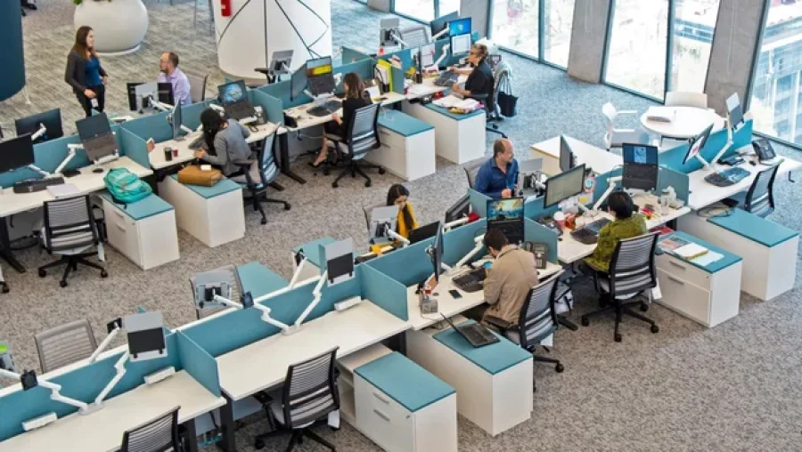 TRABAJO. Una oficina "h&iacute;brida" en una jornada laboral cualquiera.