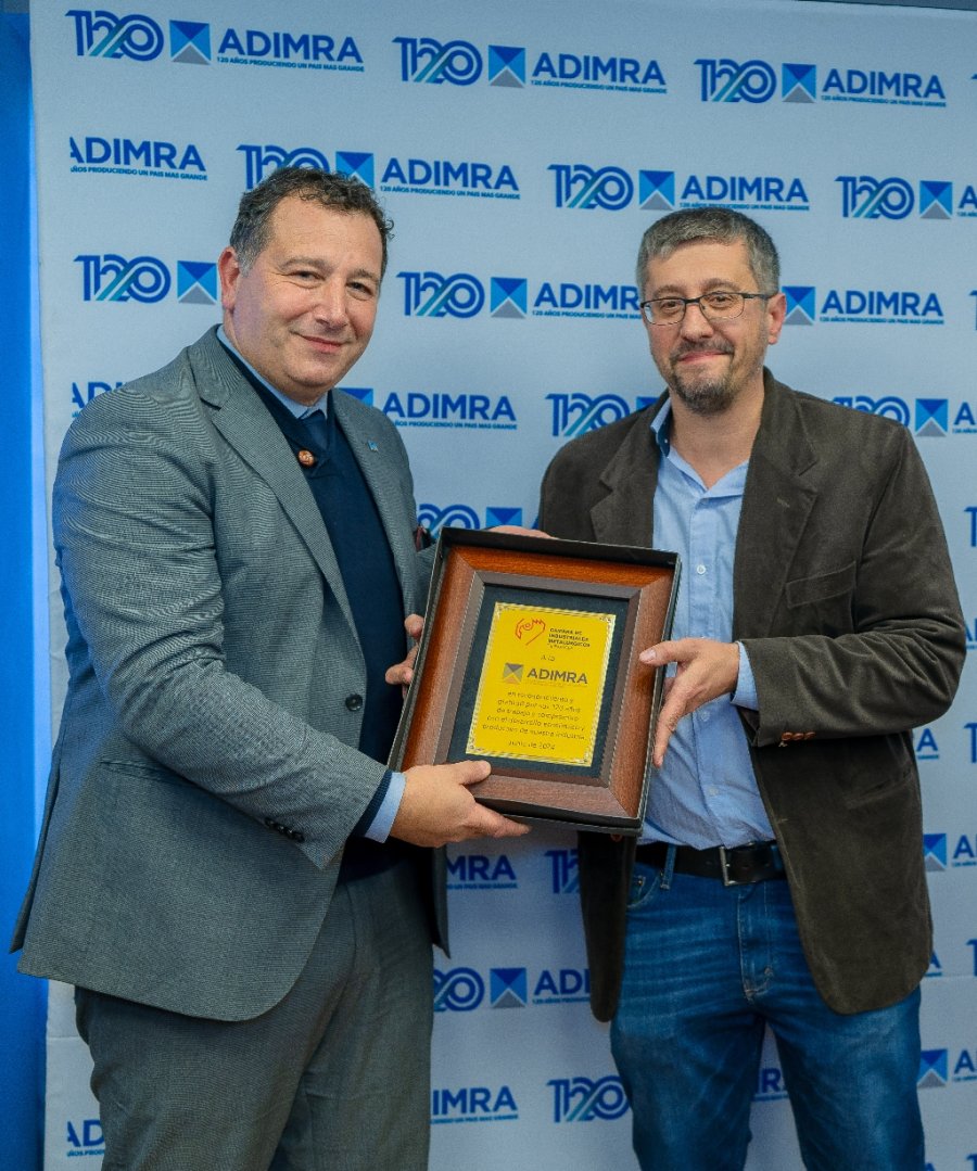 EVENTO. Juan Pablo Frund (derecha) entrega una placa en representaci&oacute;n de la C&aacute;mara de Industriales Metal&uacute;rgicos de Rafaela a Elio del Re, presidente de ADIMRA.