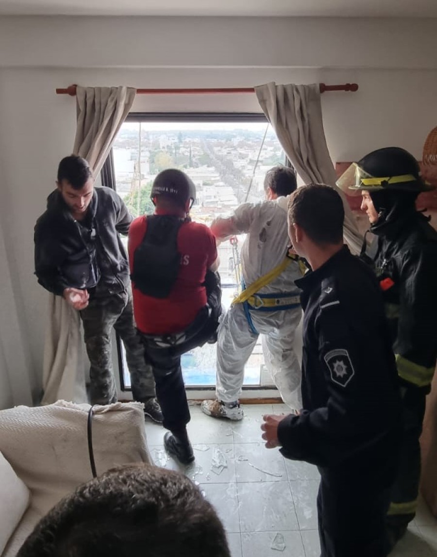 Para su rescate los Bomberos accedieron a través de la ventana de un comedor ubicado en el piso 10°.