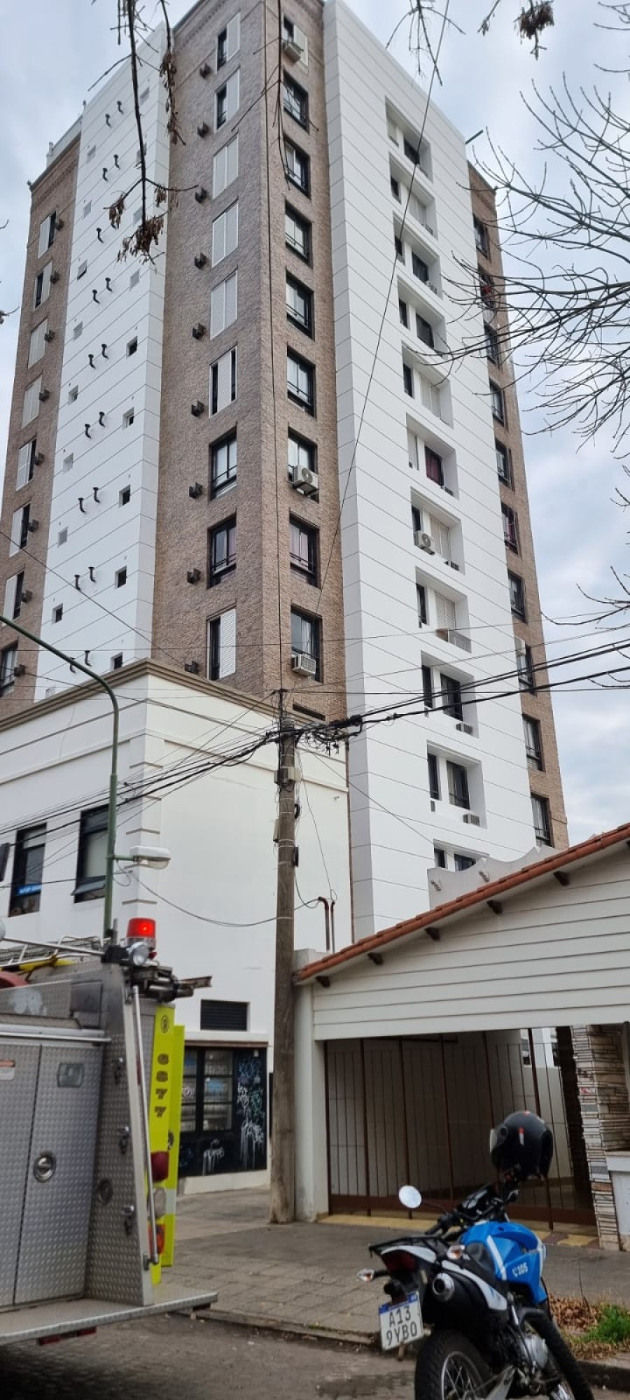 El edificio est&aacute; ubicado en intersecci&oacute;n de calles Necochea y Saavedra.